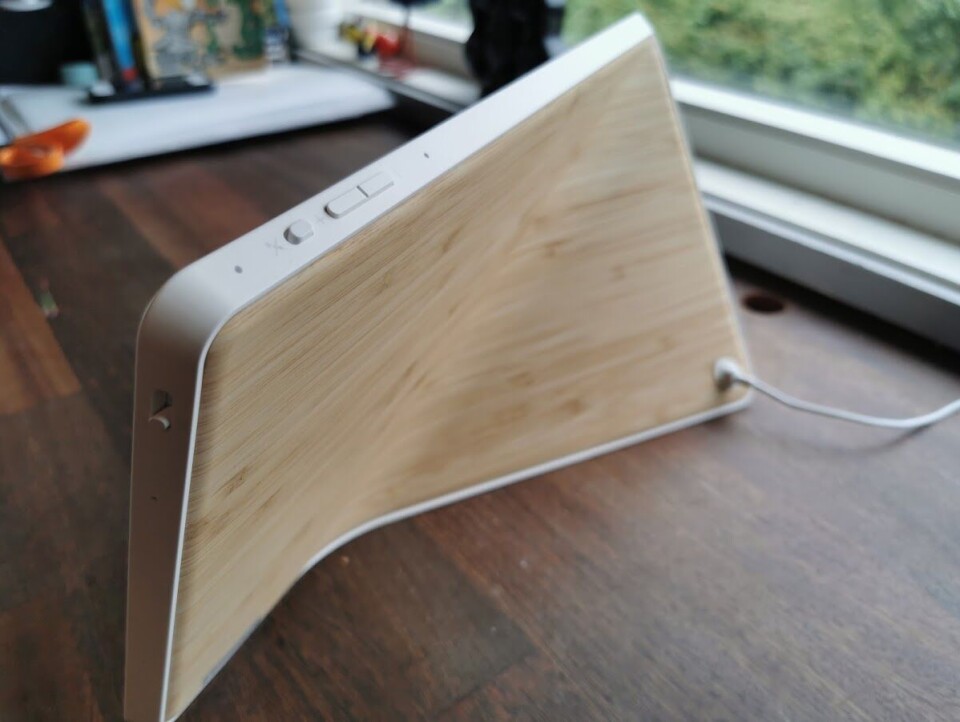 BAKSIDEN: Lenovo har valgt et flott design som virker godt uansett hvor den plasseres. FOTO: Jan Birkeland BAKSIDEN: Lenovo har valgt et flott design som virker godt uansett hvor den plasseres. FOTO: Jan Birkeland