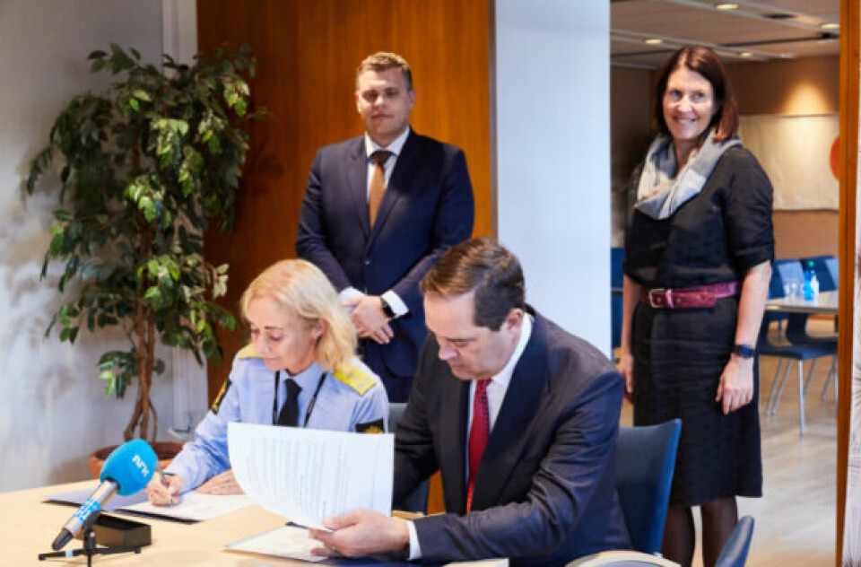 SIGNERING: Nina Skarpenes, rektor ved Politihøgskolen, og Chuck Robbins, global toppsjef hos Cisco, signerer avtalen. (foto: Cisco)