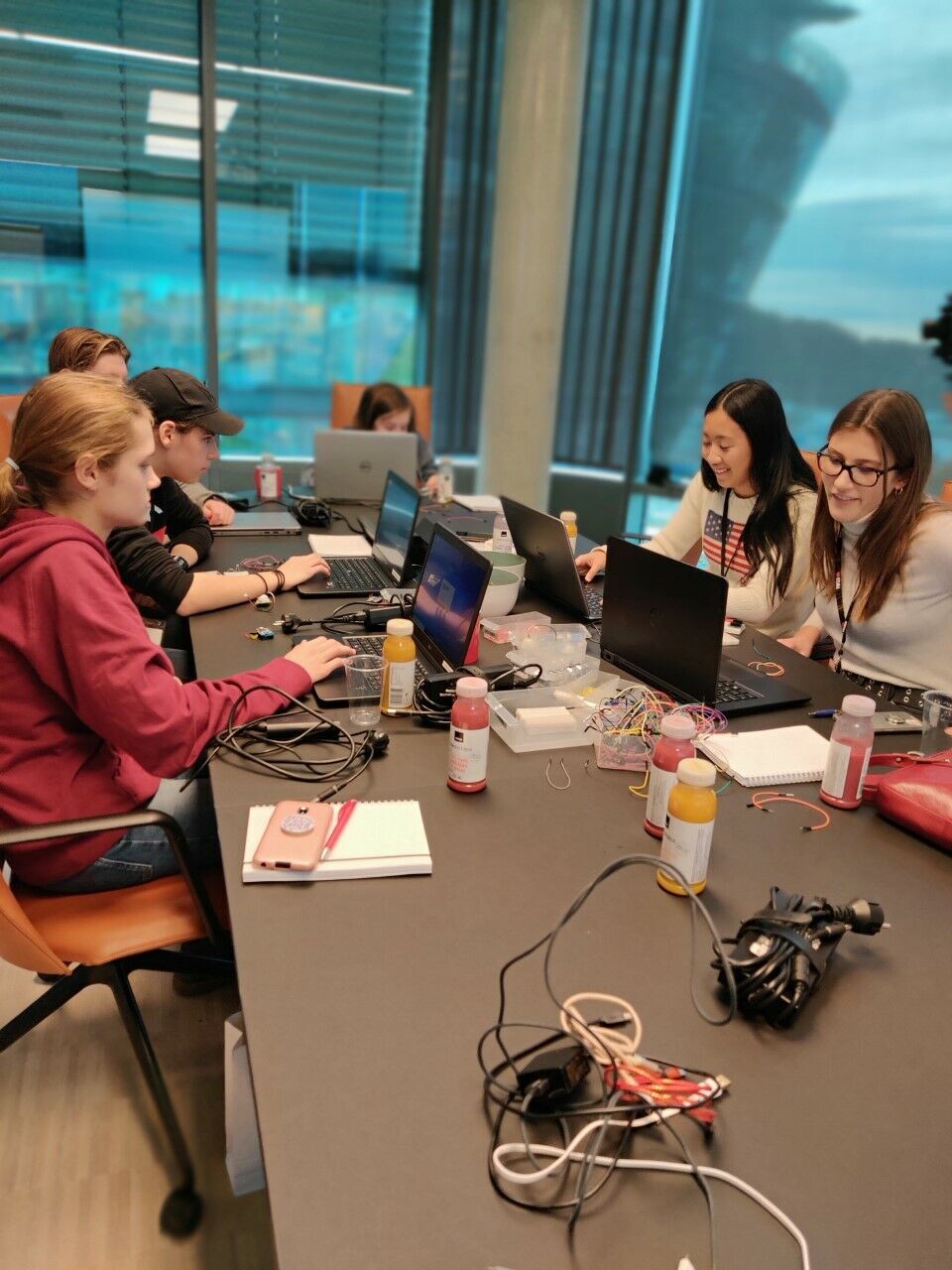 KONSENTRERTE: De unge it-konsulentene jobber flittig med en sensor-løsning i Visma Consultings lokaler under Operasjons dagsverk. (Foto: Stine Marie Hagen)