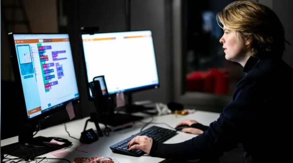 UTVIDER TILBUDET: Oslo vitensenter ved Teknisk museum tilbyr nå koding for både 9. og 10. klassinger i Oslo. Her underviser Connie Makilla. (Foto: Thomas Fjærtoft/Norsk Teknisk Museum) UTVIDER TILBUDET: Oslo vitensenter ved Teknisk museum tilbyr nå koding for både 9. og 10. klassinger i Oslo. Her underviser Connie Makilla. (Foto: Thomas Fjærtoft/Norsk Teknisk Museum)