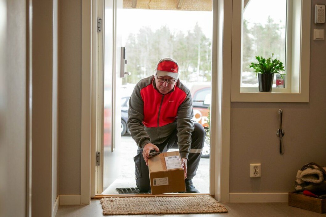 HELT HJEM: Posten har levert mange pakker helt hjem det siste året, og i boliger med smart dørlås kan budet til og med sette pakken innenfor døra. (Foto: Posten Norge/Tore Hole Oksnes) HELT HJEM: Posten har levert mange pakker helt hjem det siste året, og i boliger med smart dørlås kan budet til og med sette pakken innenfor døra. (Foto: Posten Norge/Tore Hole Oksnes)