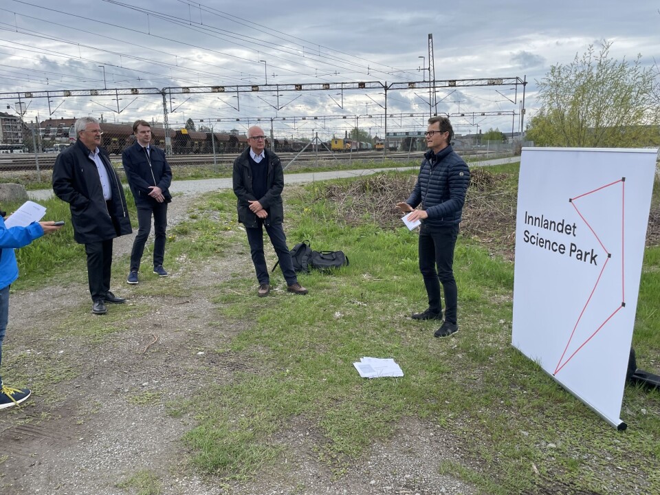 Konsernsjef Richard Heiberg i SpareBank 1 Østlandet, prosjektsjef Odd Arne Lian i Bane NOR Eiendom, prosjektdirektør Per Atle Tufte i Bane NOR Eiendom og direktør Tore Anstein Dobloug i Sparebankstiftelsen Hedmark. Konsernsjef Richard Heiberg i SpareBank 1 Østlandet, prosjektsjef Odd Arne Lian i Bane NOR Eiendom, prosjektdirektør Per Atle Tufte i Bane NOR Eiendom og direktør Tore Anstein Dobloug i Sparebankstiftelsen Hedmark.