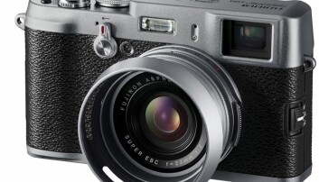 Baksiden av Canon EOS 100D har en del likhetstrekk med kompaktkameraer når det gjelder utvalg og plassering av betjeningsknapper. Baksiden av Canon EOS 100D har en del likhetstrekk med kompaktkameraer når det gjelder utvalg og plassering av betjeningsknapper.
